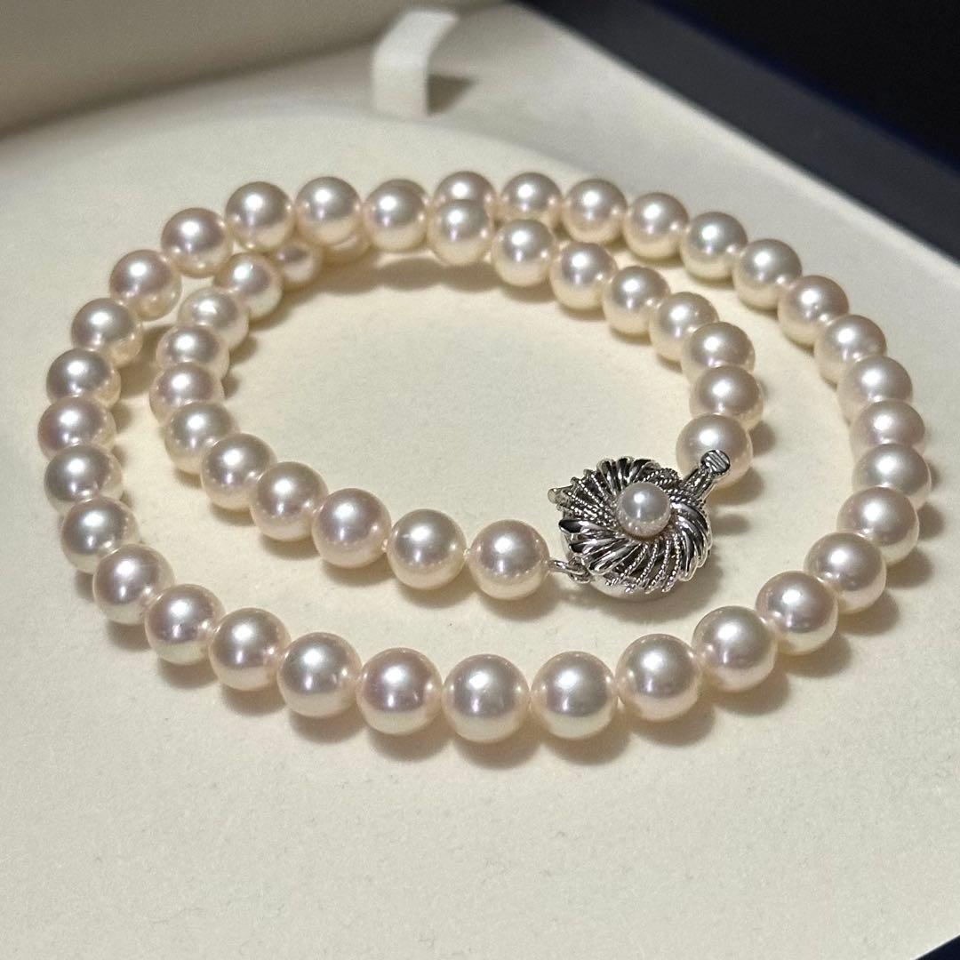 Akoya pearl necklace with 7.5-8.0mm pearls and silver engraved clasp, approximately 43cm long