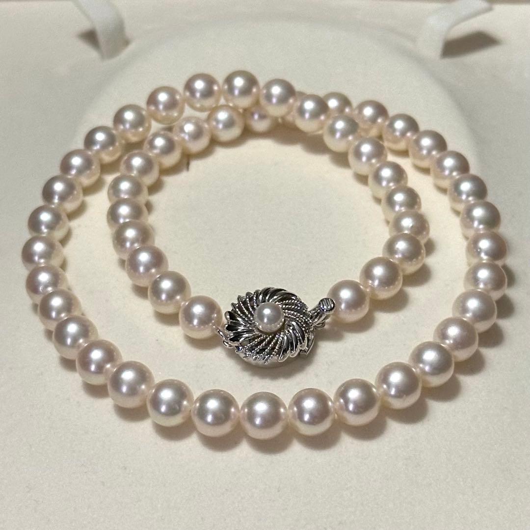 Akoya pearl necklace with 7.5-8.0mm pearls and silver engraved clasp, approximately 43cm long