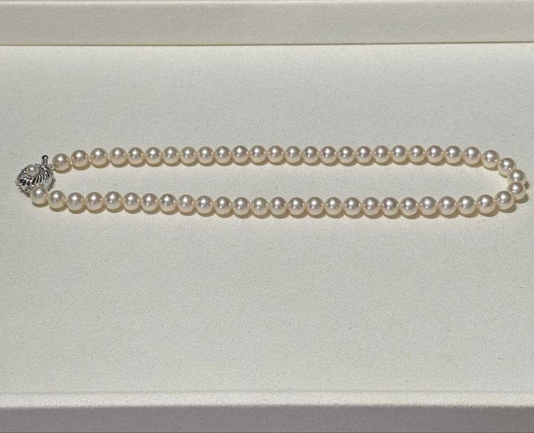 Akoya pearl necklace with 7.5-8.0mm pearls and silver engraved clasp, approximately 43cm long
