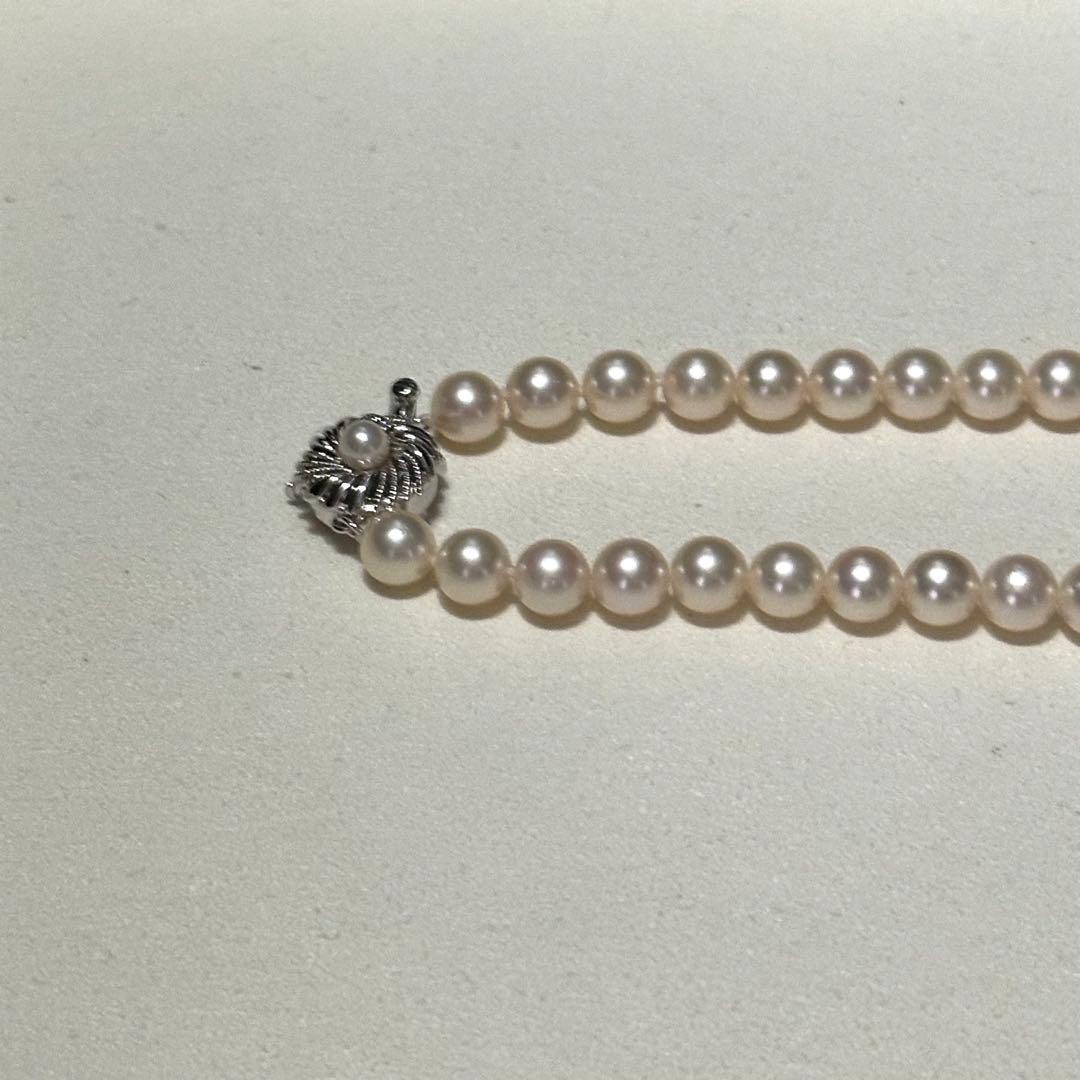 Akoya pearl necklace with 7.5-8.0mm pearls and silver engraved clasp, approximately 43cm long