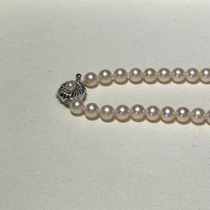 Akoya pearl necklace with 7.5-8.0mm pearls and silver engraved clasp, approximately 43cm long