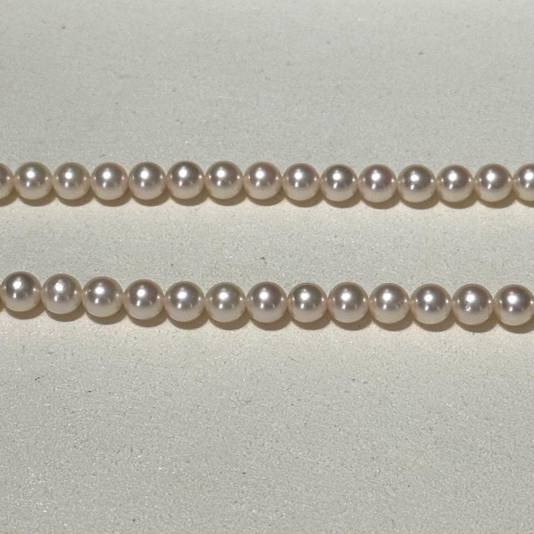 Akoya pearl necklace with 7.5-8.0mm pearls and silver engraved clasp, approximately 43cm long