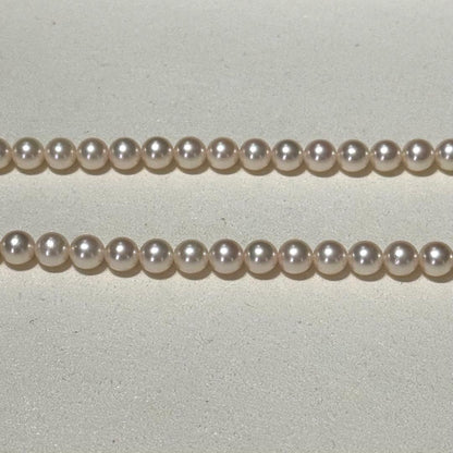 Akoya pearl necklace with 7.5-8.0mm pearls and silver engraved clasp, approximately 43cm long