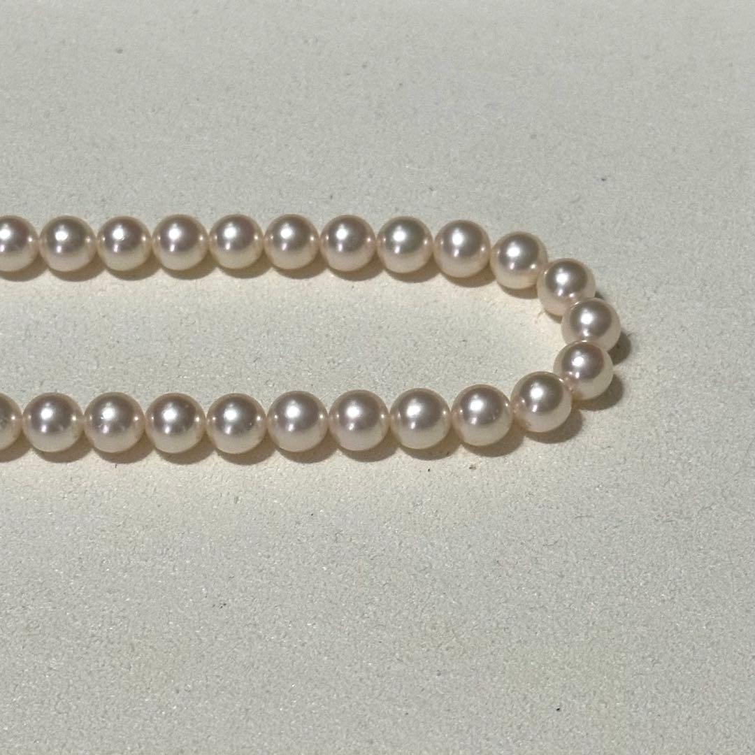 Akoya pearl necklace with 7.5-8.0mm pearls and silver engraved clasp, approximately 43cm long