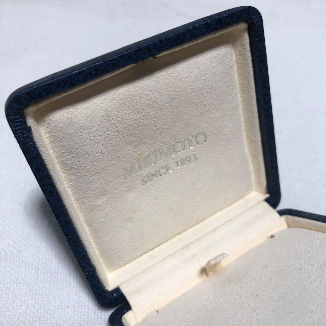 Mikimoto silver necklace with pearl pendant and engraved initial M on a 43 cm chain
