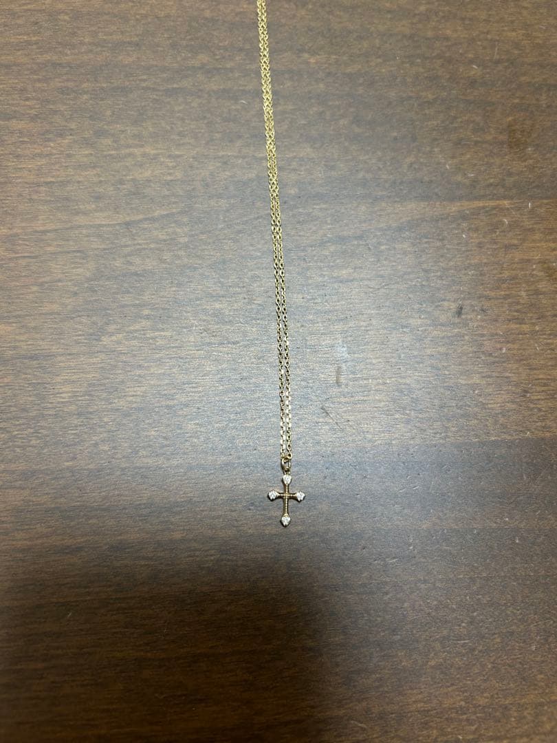 Agate gold cross pendant necklace with 1 cm cross and 40 cm adjustable chain on white background