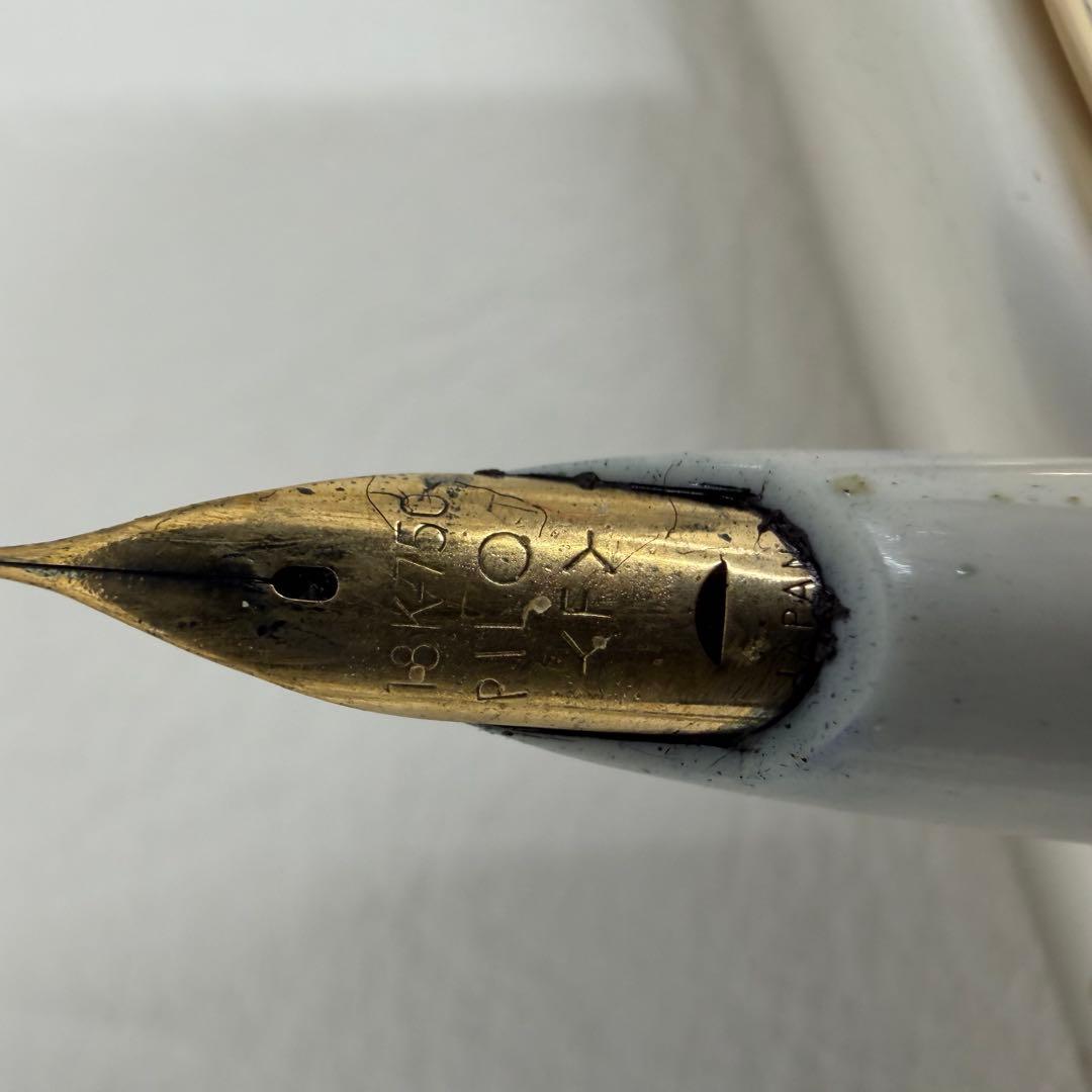 P18 Year Pen Pilot White Clover fountain pen made of 18K gold shown on white background