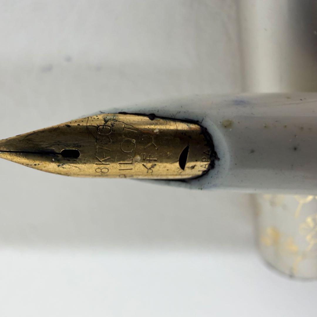 P18 Year Pen Pilot White Clover fountain pen made of 18K gold shown on white background