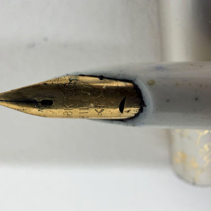 P18 Year Pen Pilot White Clover fountain pen made of 18K gold shown on white background