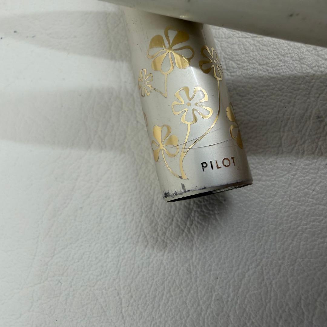 P18 Year Pen Pilot White Clover fountain pen made of 18K gold shown on white background