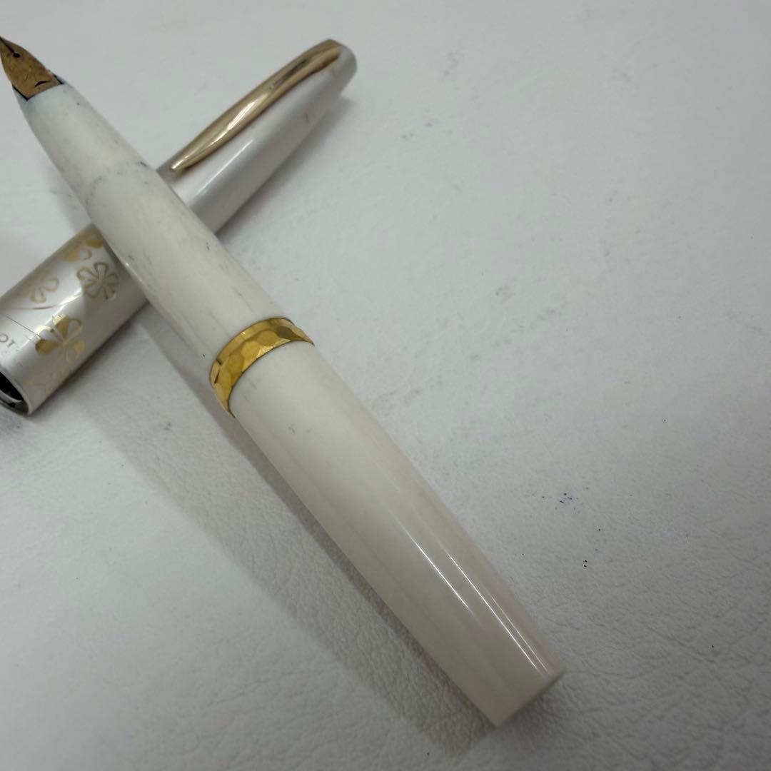P18 Year Pen Pilot White Clover fountain pen made of 18K gold shown on white background