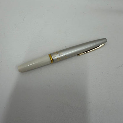 P18 Year Pen Pilot White Clover fountain pen made of 18K gold shown on white background