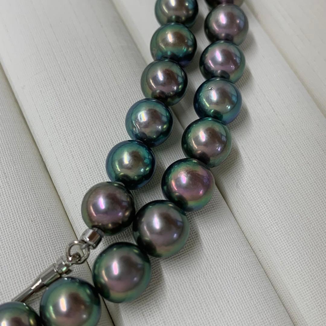 Close-up of Akoya dyed pearl necklace with 7-7.5mm pearls and silver clasp on white background