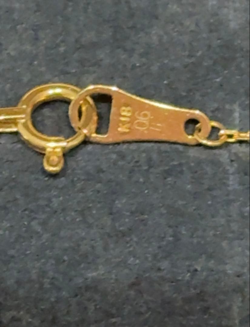 Close-up of Agete 18k gold diamond necklace with adjustable 45 cm length