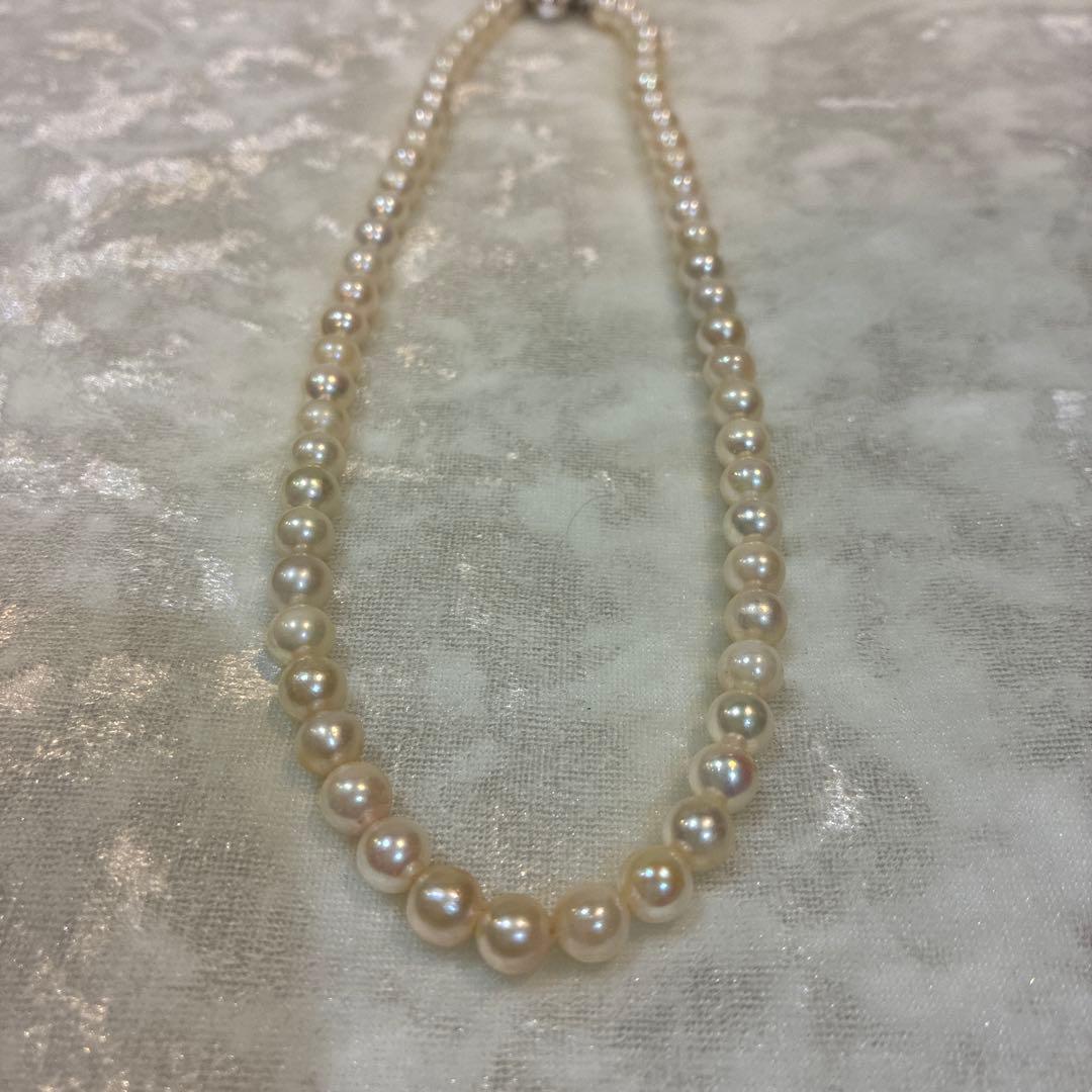 Akoya pearl necklace with white 6mm pearls and silver flower-shaped clasp, 40.5cm length
