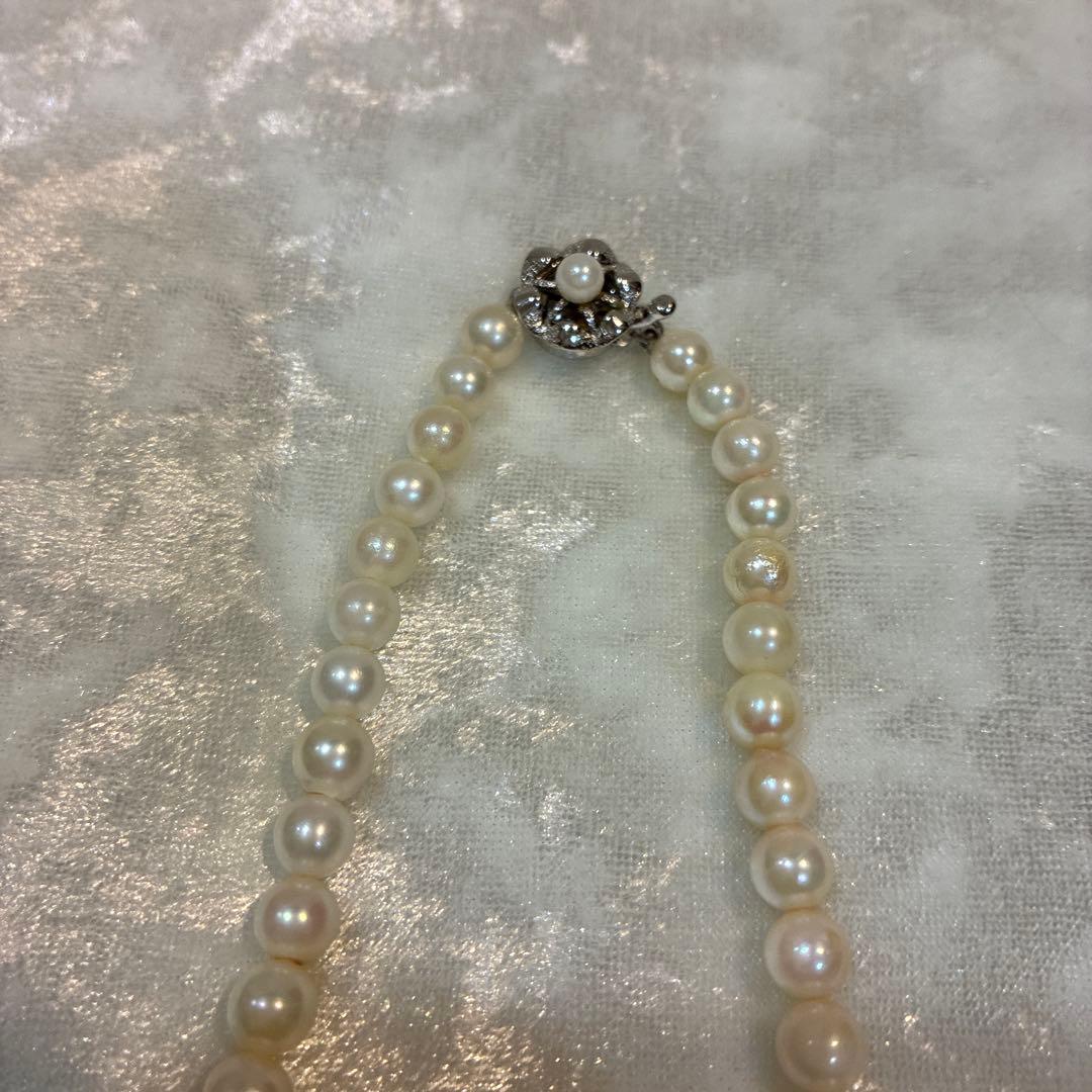 Akoya pearl necklace with white 6mm pearls and silver flower-shaped clasp, 40.5cm length