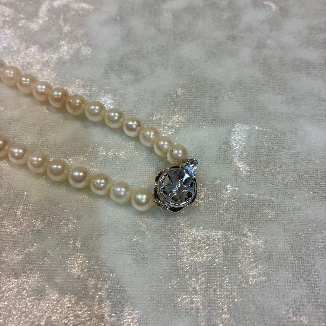 Akoya pearl necklace with white 6mm pearls and silver flower-shaped clasp, 40.5cm length