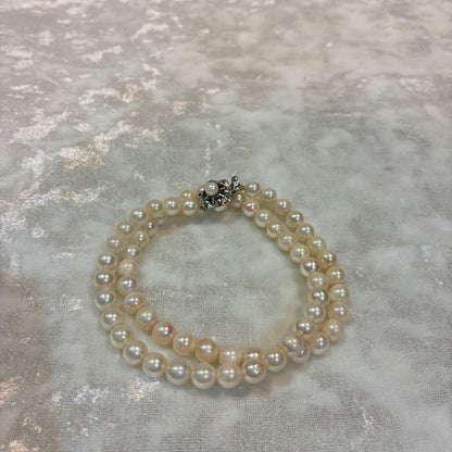 Akoya pearl necklace with white 6mm pearls and silver flower-shaped clasp, 40.5cm length
