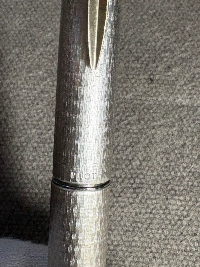 Pilot 14k 585 fountain pen with silver grid pattern body and green accents showing slight dent