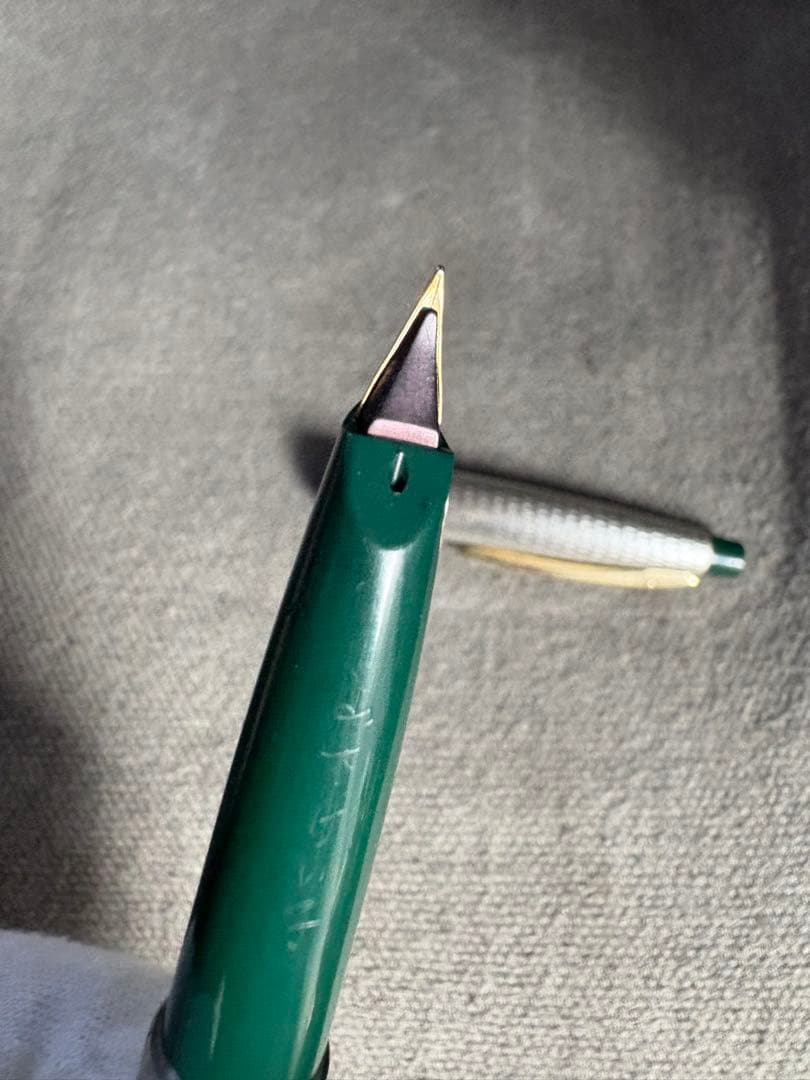 Pilot 14k 585 fountain pen with silver grid pattern body and green accents showing slight dent