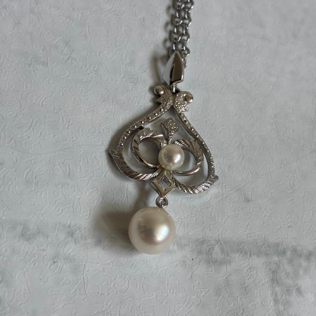 Mikimoto necklace featuring a large 0.8 cm Akoya pearl with silver motif and 59 cm silver chain
