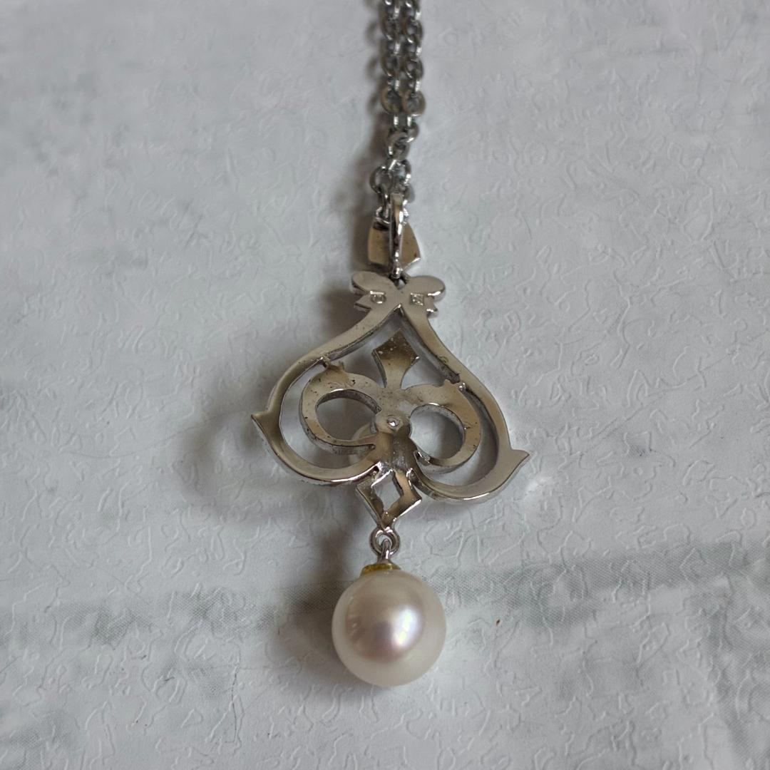 Mikimoto necklace featuring a large 0.8 cm Akoya pearl with silver motif and 59 cm silver chain