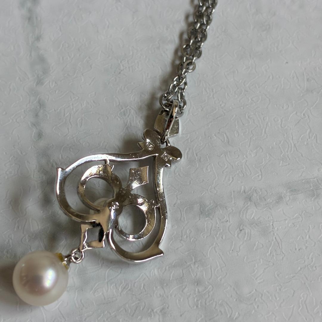 Mikimoto necklace featuring a large 0.8 cm Akoya pearl with silver motif and 59 cm silver chain