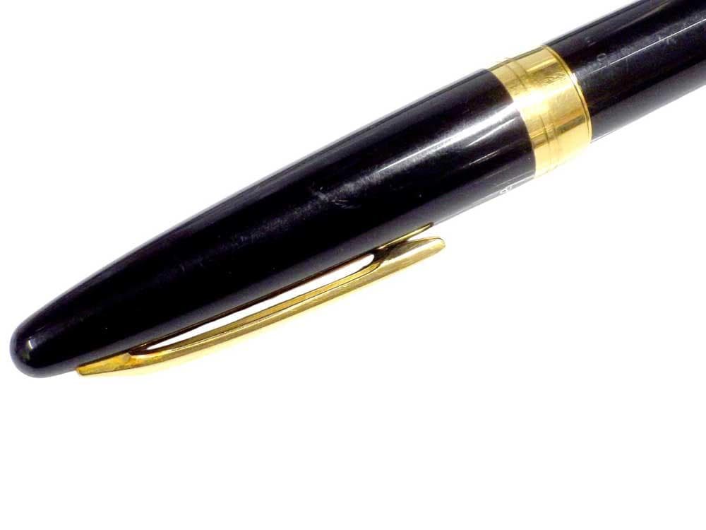 Pilot fountain pen with 18K gold nib and black metal body, decorated with gold accents