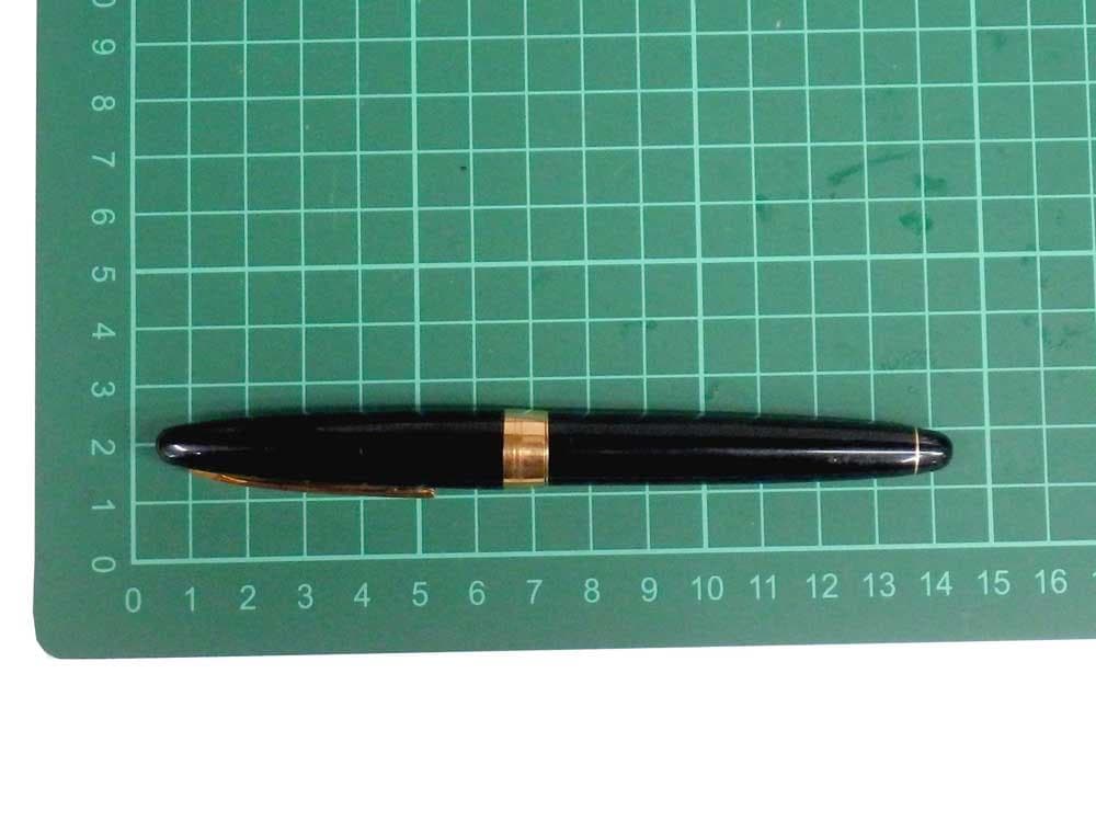 Pilot fountain pen with 18K gold nib and black metal body, decorated with gold accents