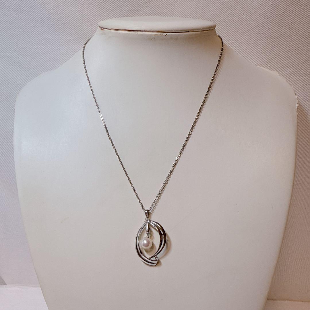 MIKIMOTO Silver necklace with one round Akoya pearl bead and 41 cm chain displayed on white background