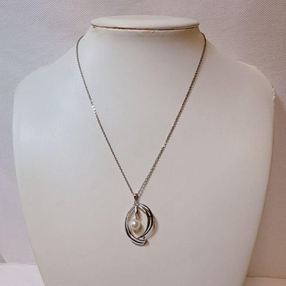 MIKIMOTO Silver necklace with one round Akoya pearl bead and 41 cm chain displayed on white background