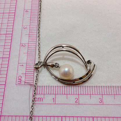 MIKIMOTO Silver necklace with one round Akoya pearl bead and 41 cm chain displayed on white background