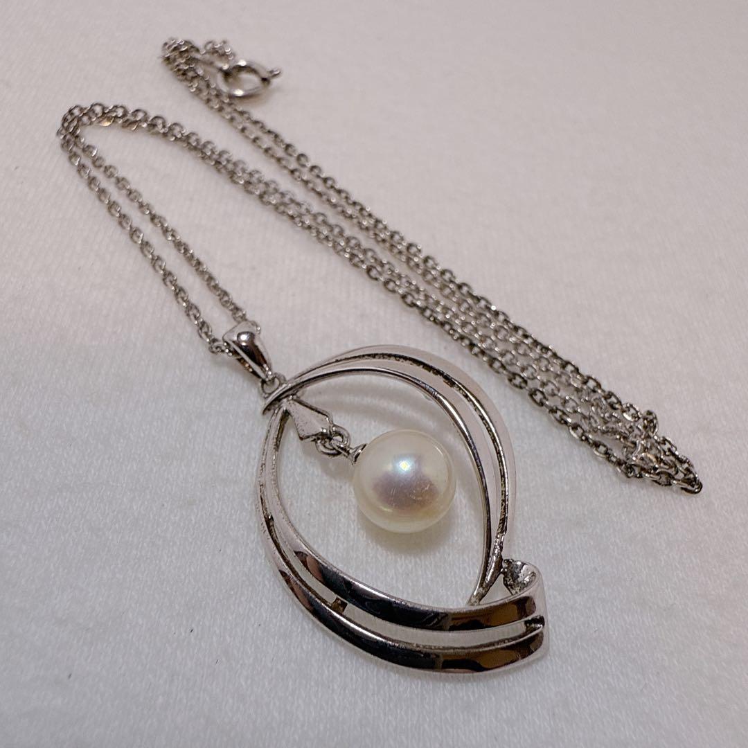MIKIMOTO Silver necklace with one round Akoya pearl bead and 41 cm chain displayed on white background