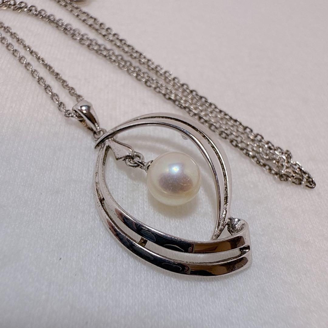 MIKIMOTO Silver necklace with one round Akoya pearl bead and 41 cm chain displayed on white background