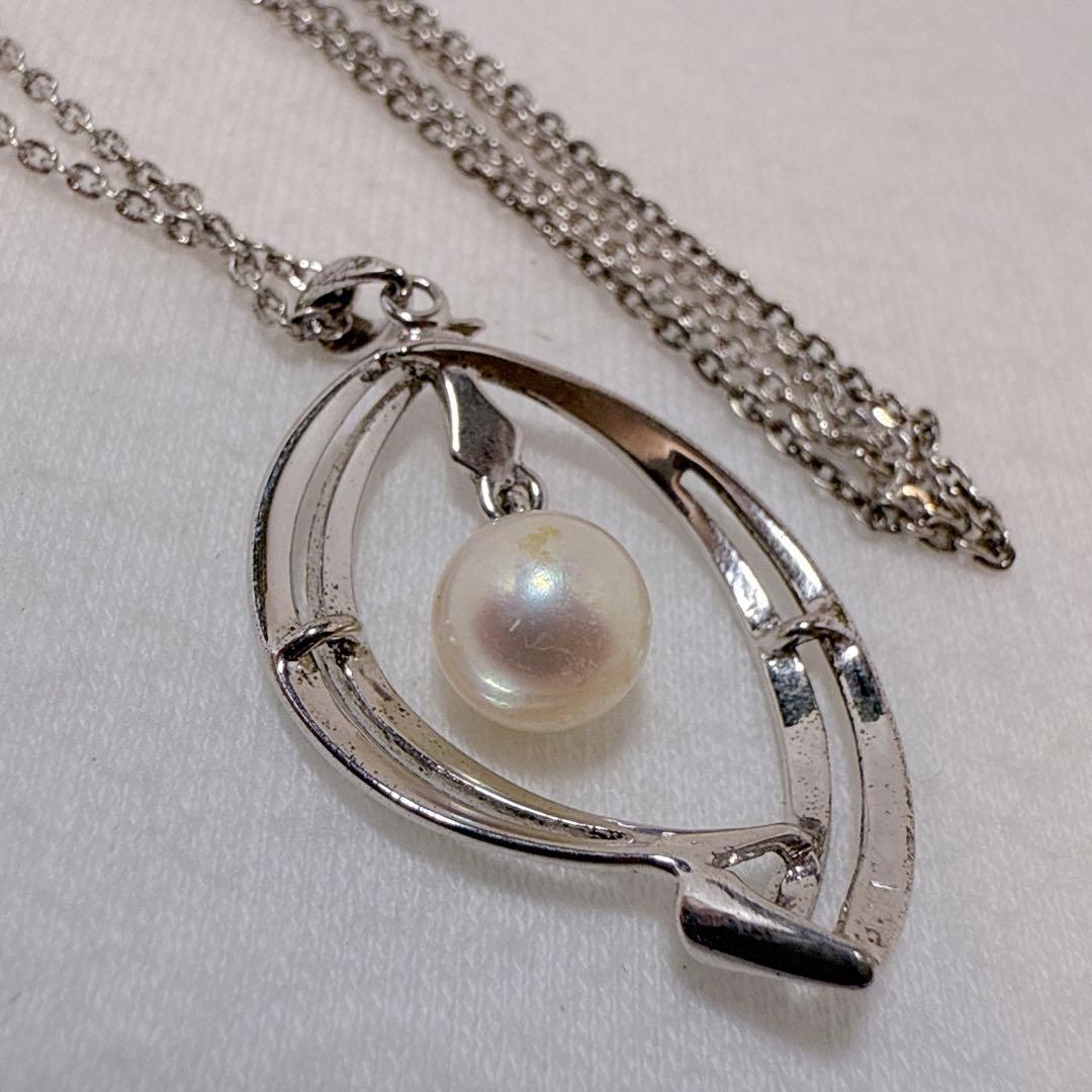 MIKIMOTO Silver necklace with one round Akoya pearl bead and 41 cm chain displayed on white background