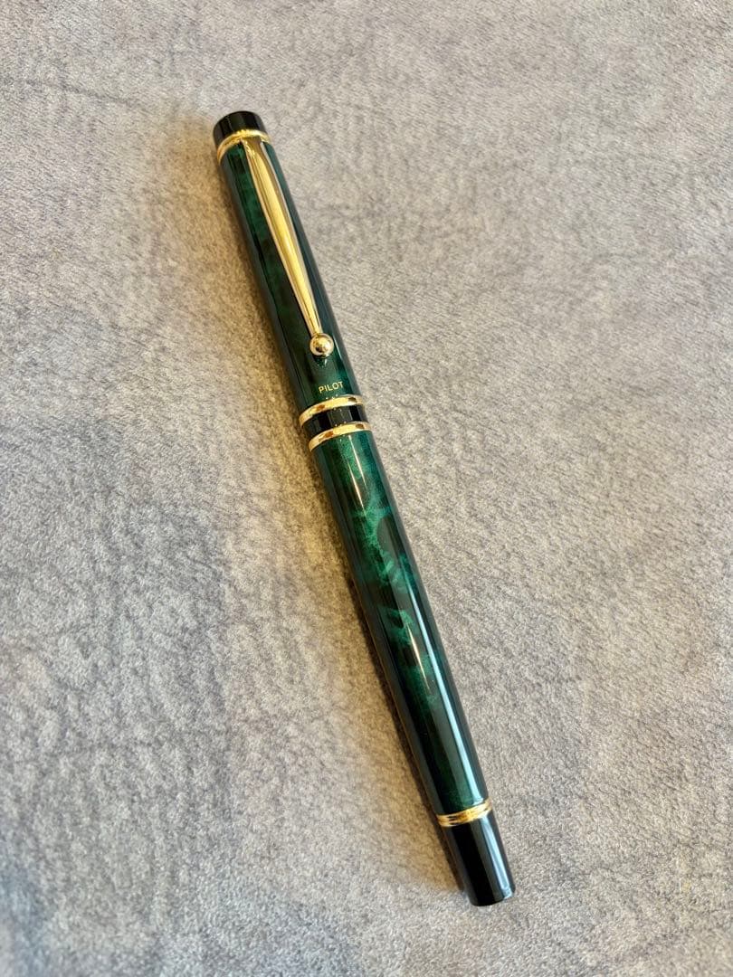 PILOT Gensace fountain pen in marble green with fine nib and included converter accessory