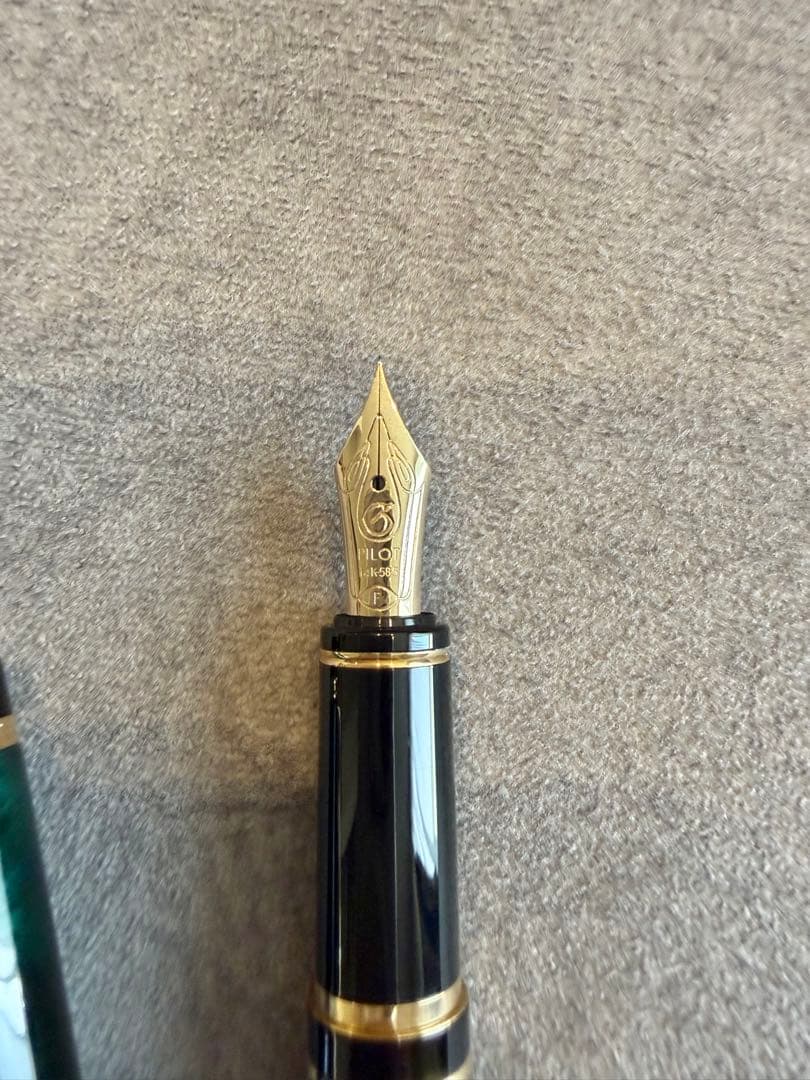 PILOT Gensace fountain pen in marble green with fine nib and included converter accessory