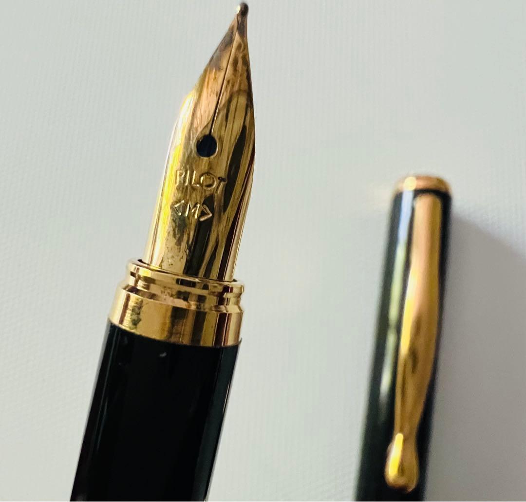 Pilot 5-piece pen set with Drive Pearl-white and 2+1SR Dark Blue pens shown