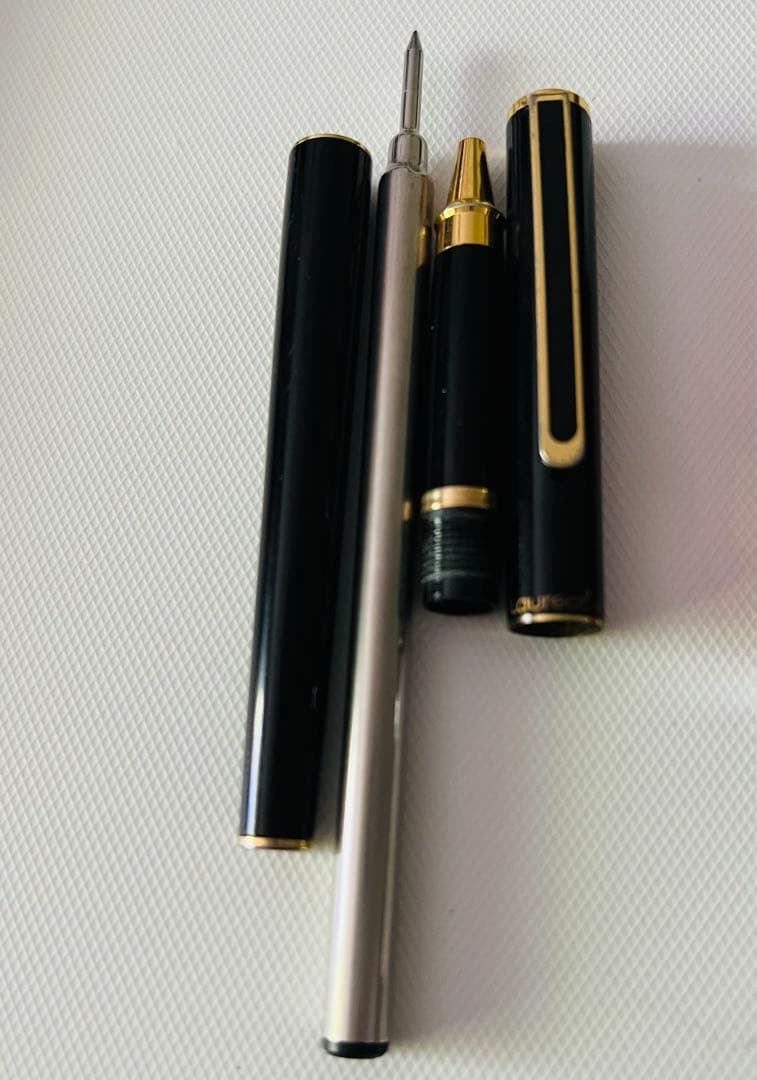 Pilot 5-piece pen set with Drive Pearl-white and 2+1SR Dark Blue pens shown