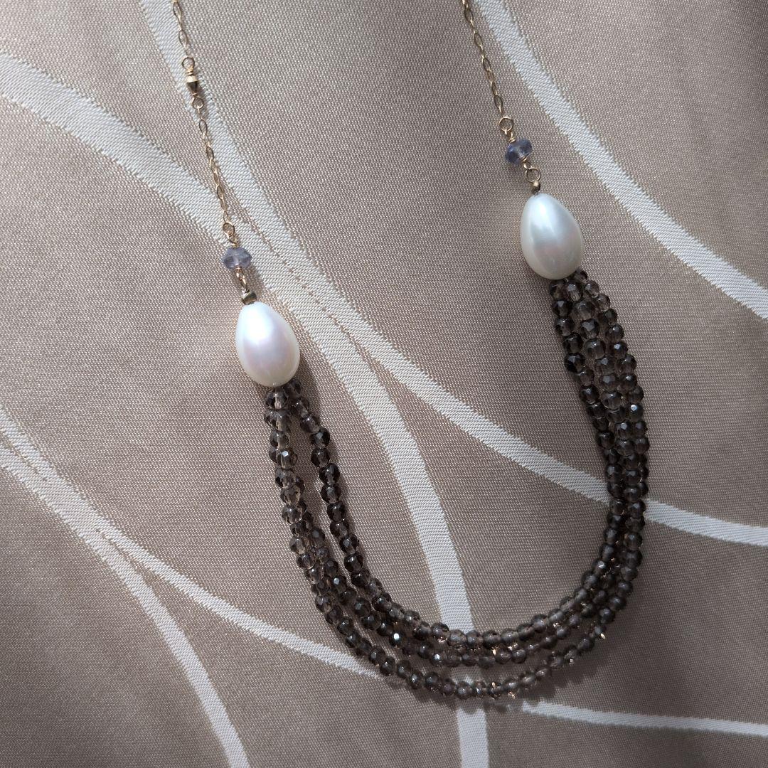 Elegant Agatte necklace with three strands of gray and white pearls and beads