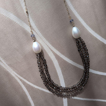 Elegant Agatte necklace with three strands of gray and white pearls and beads