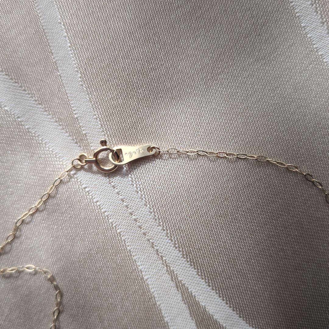 Elegant Agatte necklace with three strands of gray and white pearls and beads