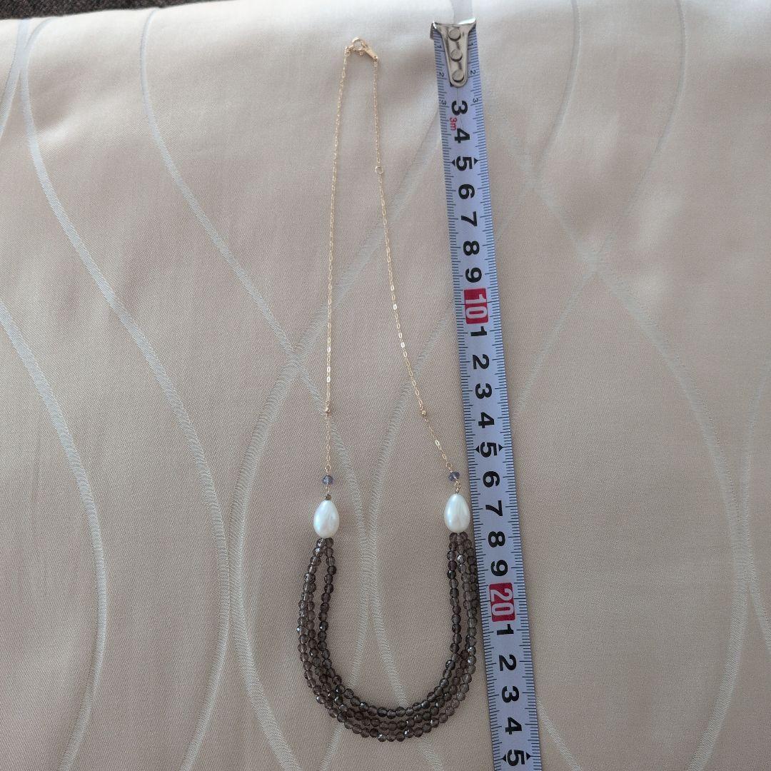 Elegant Agatte necklace with three strands of gray and white pearls and beads
