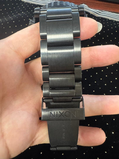 NIXON 黒金 300m防水 Quartz Men's Watch — Japanese