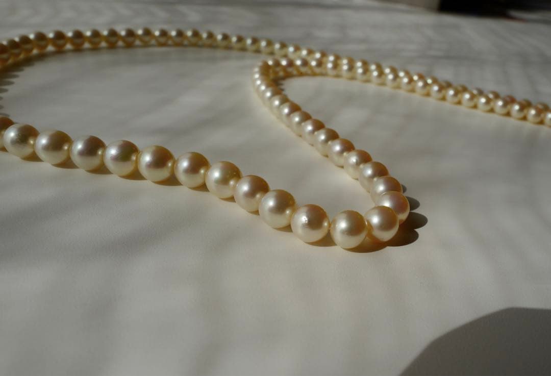 Akoya pearl necklace with genuine ivory pearls sized 8.6-7.0mm, 82cm long with clasp