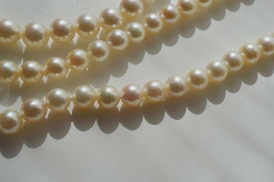 Akoya pearl necklace with genuine ivory pearls sized 8.6-7.0mm, 82cm long with clasp