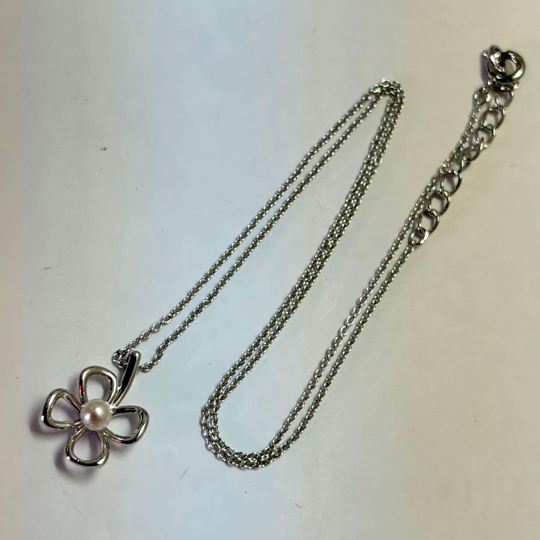 TASAKI Kuro Clover Pearl Necklace in silver with clover design and 4mm pearl on 38cm chain