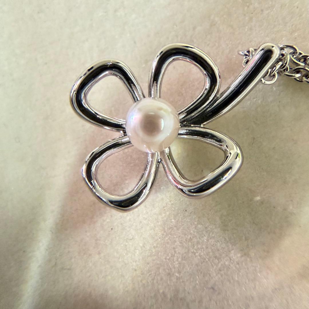 TASAKI Kuro Clover Pearl Necklace in silver with clover design and 4mm pearl on 38cm chain