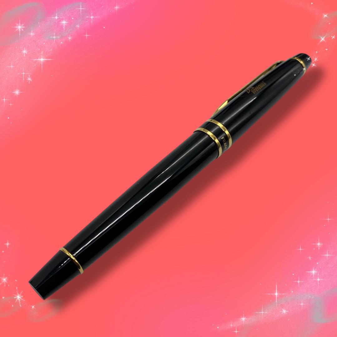 Waterman Expert Essential fountain pen with fine nib in black and gold, displayed with box and replacement cartridge