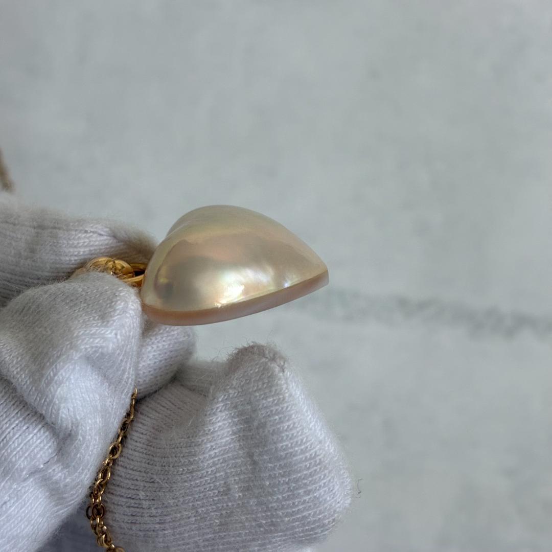 Tasaki pearl necklace with white heart-shaped mabe pearl on 46 cm adjustable K18 gold chain